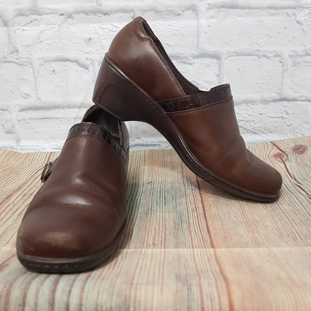 Clarks Accent Buckle & Trim Bendable Clog Style Shoe